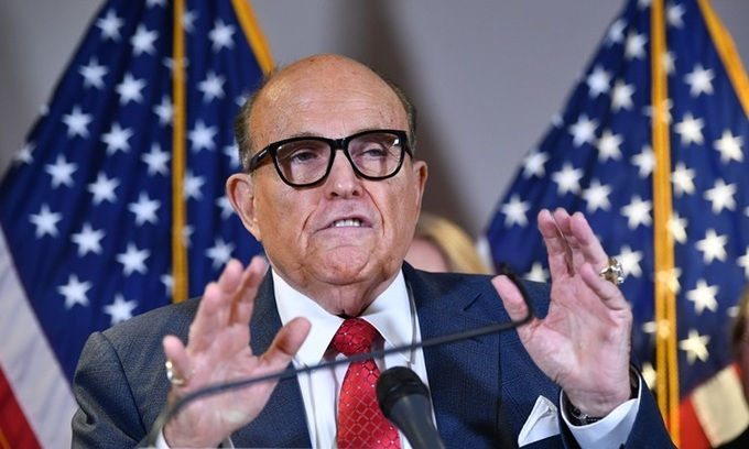 Rudy Giuliani, luật sư riêng của Tổng tống Mỹ Trump, tại cuộc họp báo hôm 19/11. Ảnh: AFP.