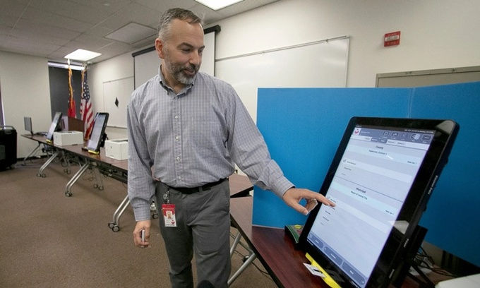 Một buổi giới thiệu về tính năng hệ thống bỏ phiếu của Dominion Voting Systems ở Atlanta, Georgia, hồi tháng 9. Ảnh: AP.