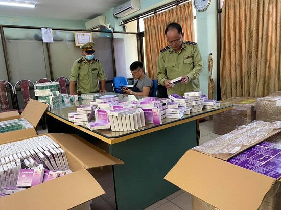 Lực lượng QLTT Hà Nội kiểm tra cơ sở kinh doanh dược phẩm tại địa chỉ Số 9 Ngõ 29 Phố Trạm Long Bên, Hà Nội. Ảnh: Cục QLTT