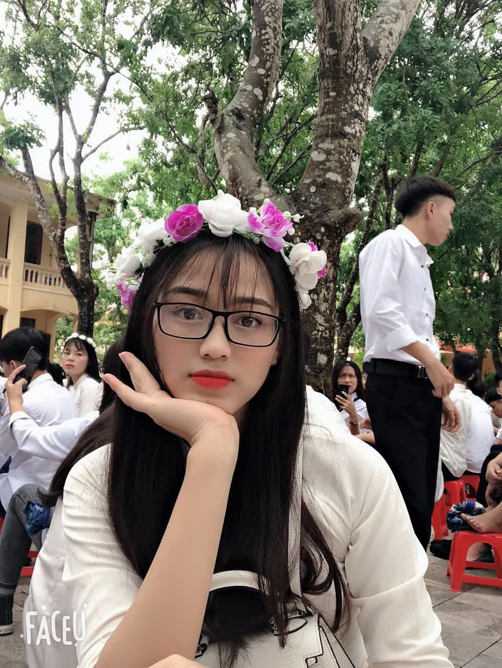 Cô sinh năm 2001 ở Thanh Hóa, đang là sinh viên chuyên ngành Luật kinh doanh, Đại học Kinh tế Quốc dân Hà Nội.