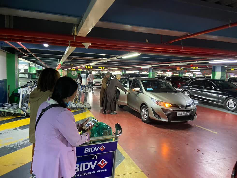 Náo loạn là khung cảnh dễ bắt gặp khi  taxi công nghệ  phải đón khách ở tầng 5 nhà xe TCP ga quốc nội Tân Sơn Nhất. Ảnh: Tổ Quốc