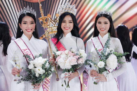 Tân Hoa hậu Việt Nam 2020 (giữa) và Á hậu 1, Á hậu 2.