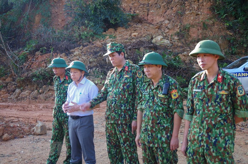 Chủ tịch UBND tỉnh Thừa Thiên - Huế (áo trắng) kiểm tra công tác cứu hộ tại Thuỷ điện Rào Trăng 3. Ảnh: TTXVN