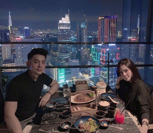 Tống Đông Khuê cùng bạn gái ăn tối tại nhà hàng có view sang chảnh bật nhất Sài Gòn.