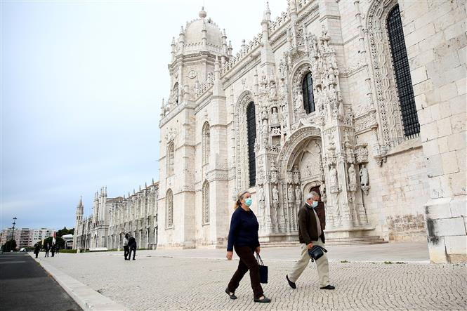 Người dân đeo khẩu trang phòng dịch COVID-19 tại Lisbon, Bồ Đào Nha ngày 4/11/2020. Ảnh: TTXVN