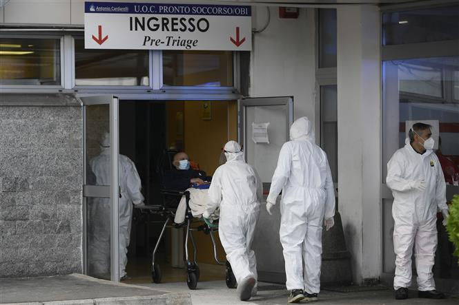 Chuyển bệnh nhân tới bệnh viện ở Naples, Italy, ngày 12/11/2020. Ảnh: TTXVN