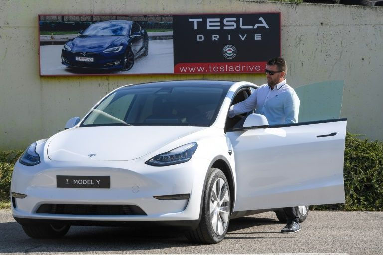 Tài xế chuẩn bị lái thử một chiếc Tesla tại Câu lạc bộ Ô tô Budapest. Ảnh: Internet