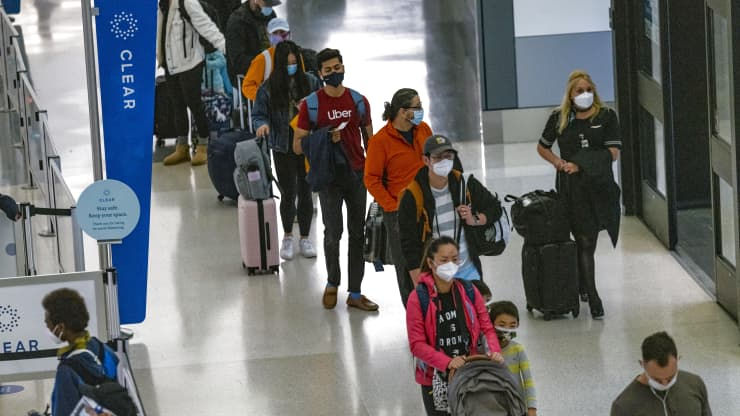 Du khách đeo khẩu trang bảo vệ xếp hàng chờ làm thủ tục an ninh tại Sân bay Quốc tế San Francisco (SFO) ở San Francisco, California hôm 24/11. Ảnh: Bloomberg