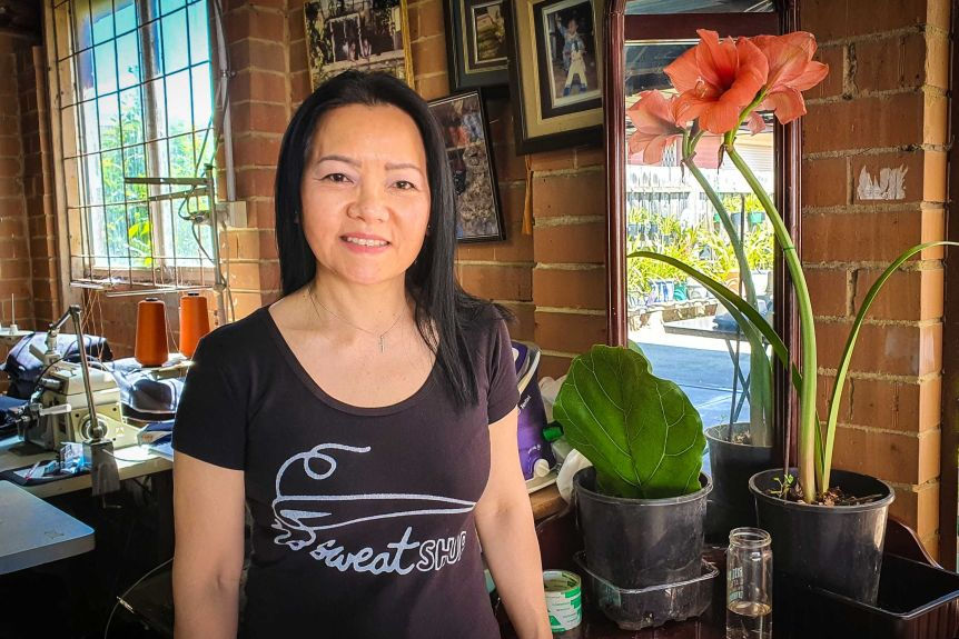 Là một nhân viên của tổ chức tiếp cận cộng đồng (TCF), bà Nguyệt Nguyễn cố gắng tìm đến những công nhân nhận gia công may mặc tại nhà để lắng nghe chia sẻ của họ. Ảnh: ABC.