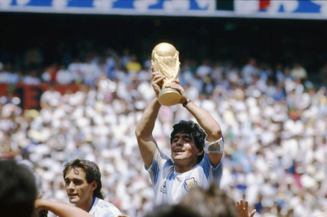 Sự nghiệp vẻ vang của 'huyền thoại bóng đá' Diego Maradona