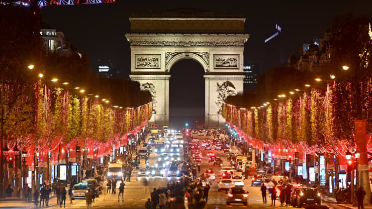 Đèn Giáng sinh đỏ trang trí cây để chiếu sáng đại lộ Champs-Elysees tại Paris, Pháp. Ảnh: Getty Images