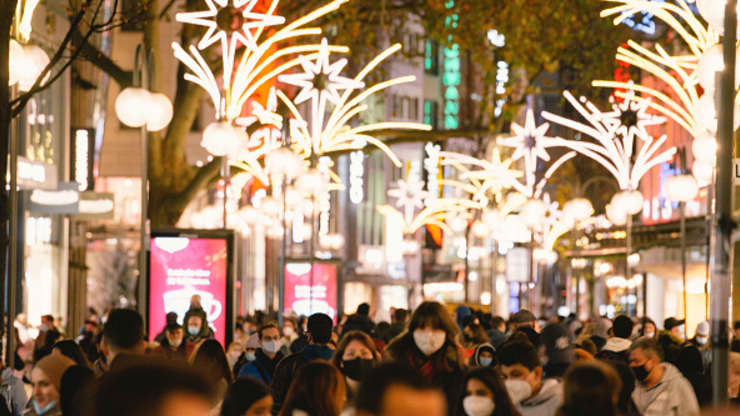 Những người mua sắm ở trung tâm thành phố Cologne, Đức, vào ngày 21/11 năm 2020 khi đèn Giáng sinh được trang hoàng. Ảnh: Getty Images
