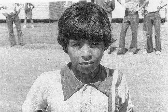 Diego Maradona những năm đầu vun đắp tình yêu cho bóng đá.