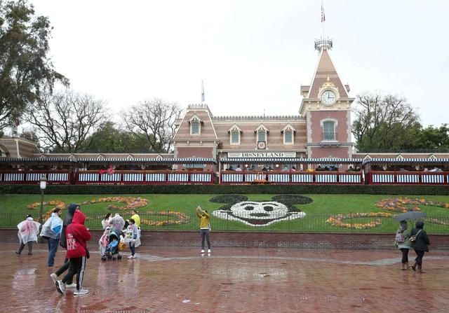 Toàn cảnh lối vào công viên giải trí Disneyland ở Anaheim, California, Hoa Kỳ, ngày 13/3/2020. Ảnh: Reuters.