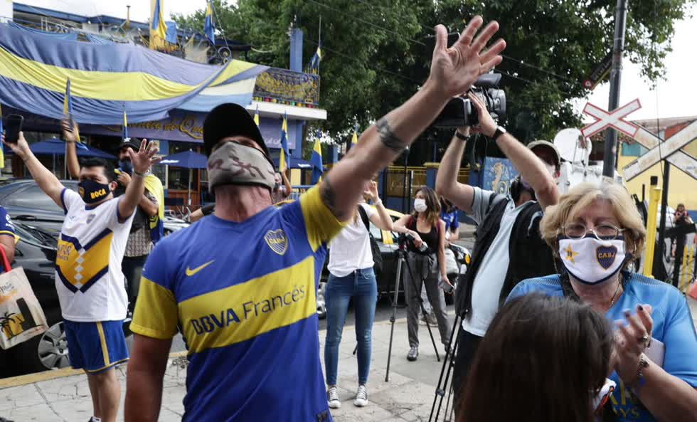 Người hâm mộ tại Buenos Aires cũng xuống đường để chia sẻ nỗi mất mát, thương tiếc đối với Maradona. Ảnh: AFP