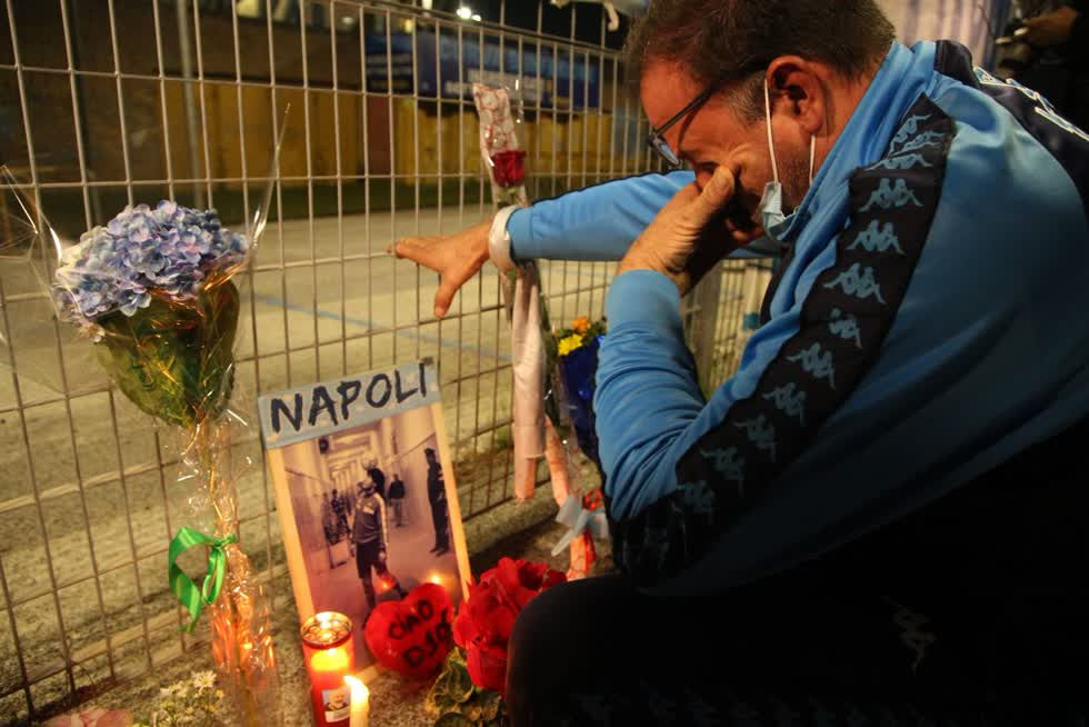 Một cổ động viên Napoli bên ngoài sân vận động của câu lạc bộ tưởng niệm cựu cầu thủ Argentina. Ảnh: AFP