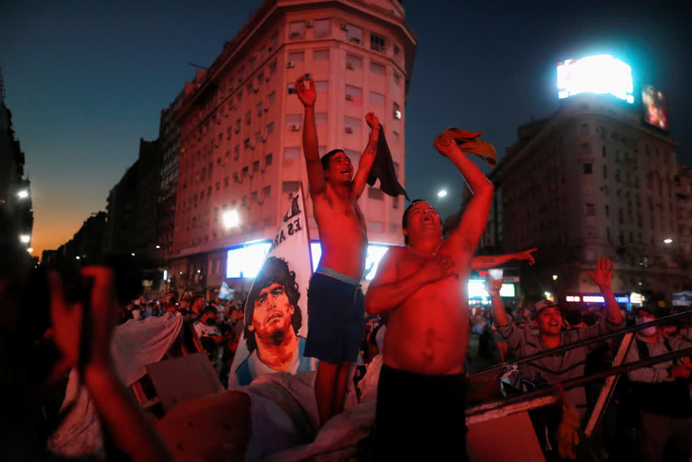Người dân Argentina thương tiếc Diego Maradona, tại Obelisk của Buenos Aires. Ảnh: Reuters