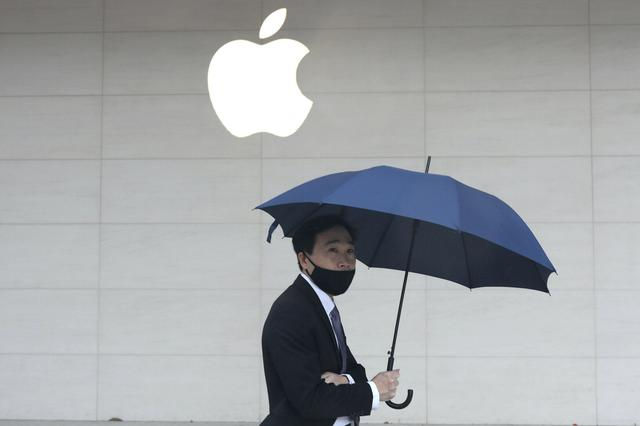 Một người đàn ông đi ngang qua cửa hàng Apple ở Đài Bắc, Đài Loan, ngày 20/10. Ảnh: Reuters