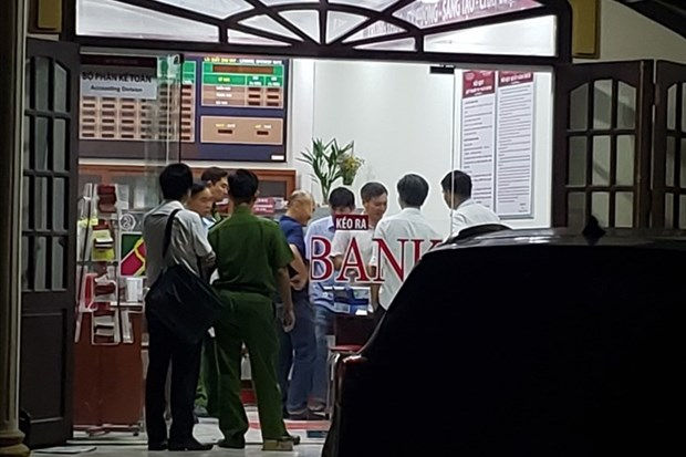  Lực lượng công an khám nghiệm hiện trường vụ cướp ngân hàng Argibank chi nhánh Bắc Đồng Nai. Ảnh: laodong.vn