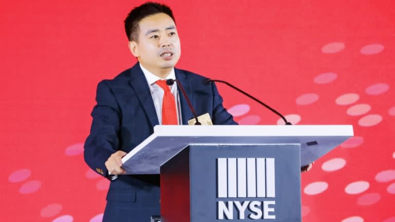 CEO của Miniso, Ye Guofu, phát biểu tại một buổi lễ ở Quảng Châu vào ngày 15/10, đánh dấu việc công ty niêm yết trên sàn giao dịch chứng khoán New York. Ảnh: Takashi Kawakami