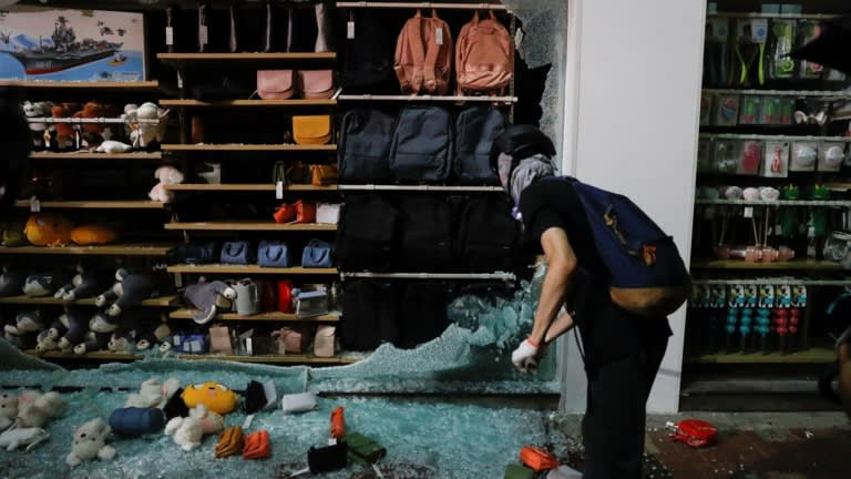Miniso đã tạm thời đóng cửa tất cả 50 cửa hàng ở Hong Kong vào cuối năm 2019, một tháng sau khi những người biểu tình chống chính phủ tấn công một cửa hàng ở quận Tsuen Wan. Ảnh: Reuters