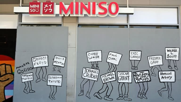 Những người biểu tình đã vẽ tên các nạn nhân bị sát hại trên một cửa hàng Miniso trong cuộc biểu tình hồi tháng 6 ở Hollywood, California. Ảnh: AP