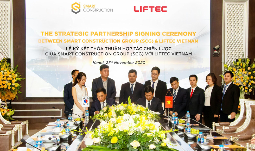   Ông Lê Văn Nam – Tổng giám đốc điều hành Smart Construction Group (SCG) và ông YouKyung Nam - Chủ tịch Tập đoàn LIFTEC ký kết Thỏa thuận hợp tác chiến lược  