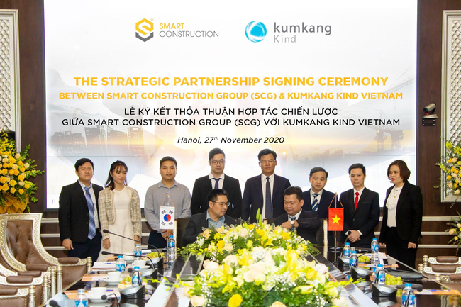 Ông Huỳnh Tấn Quốc - Phó Tổng giám đốc SCG ký kết thỏa thuận hợp tác chiến lược với ông Jang Yeon -  General Sales Manager  Công ty Kumkang Kind  Vietnam.  