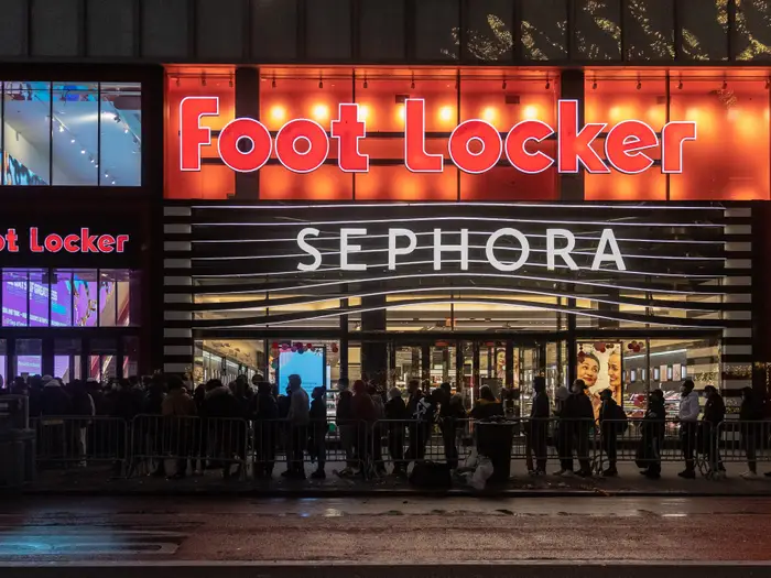 Trước giờ mở cửa của Foot Locker ở Manhattan (Mỹ), số người xếp hàng khá đông. Ảnh: Getty Images