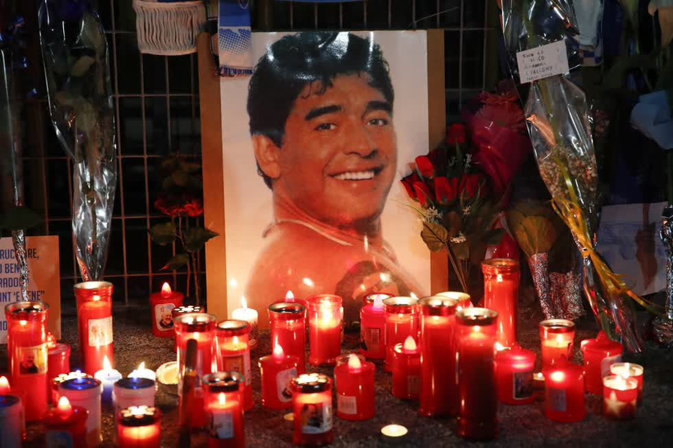 Nhiều người đau buồn trước sự ra đi của cố cầu thủ Diego Maradona.