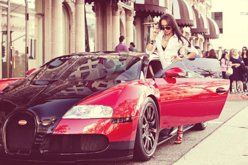 Ngắm mẫu tay gợi cảm bên 'hàng hiếm' Bugatti Veyron 2010