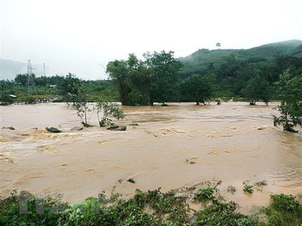 Nước trên các sông từ Quảng Bình đến Ninh Thuận đang lên, nguy cơ cao xảy ra lũ quét, sạt lở đất  