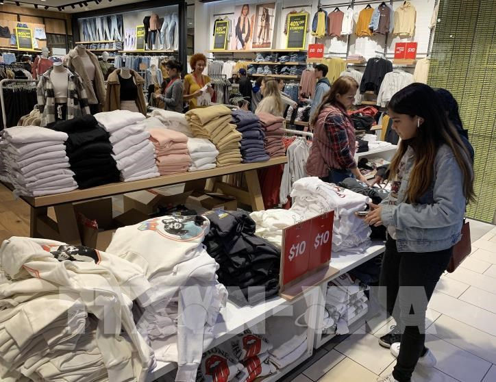 Khách hàng mua sắm tại Los Angeles, California, Mỹ. Ảnh: AFP
