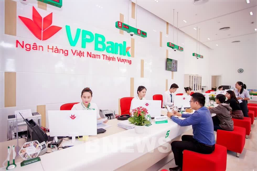 Khách hàng giao dịch tại VPBank. Ảnh: Bnews