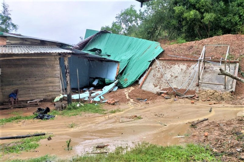 Sạt lở núi làm hư hỏng nhà dân ở thôn 2, xã Hòa Phong, huyện Krông Bông. Ảnh: báo Nhân Dân