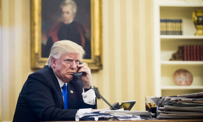 Tổng thống Donald Trump nói chuyện điện thoại tại Phòng Bầu dục năm 2018. Ảnh: Bloomberg.