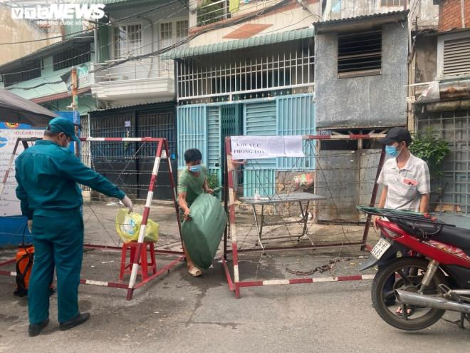 52 hộ dân với 196 người ở đường Phạm Phú Thứ (thuộc Quận 6, TP.HCM) được phong toả trước đó. Ảnh: VTC news
