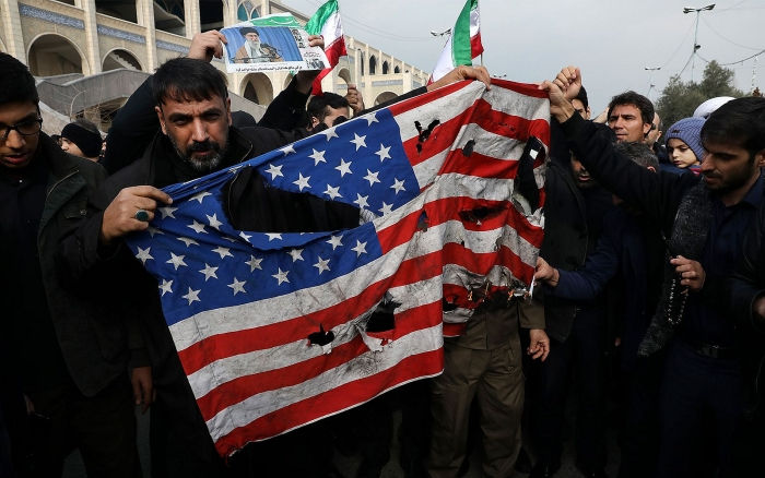 Người dân Iran biểu tình lên án cuộc tấn công của Mỹ tiêu diệt Thiếu tướng Qassem Soleimani hôm 3/1. Ảnh: Times of Israel