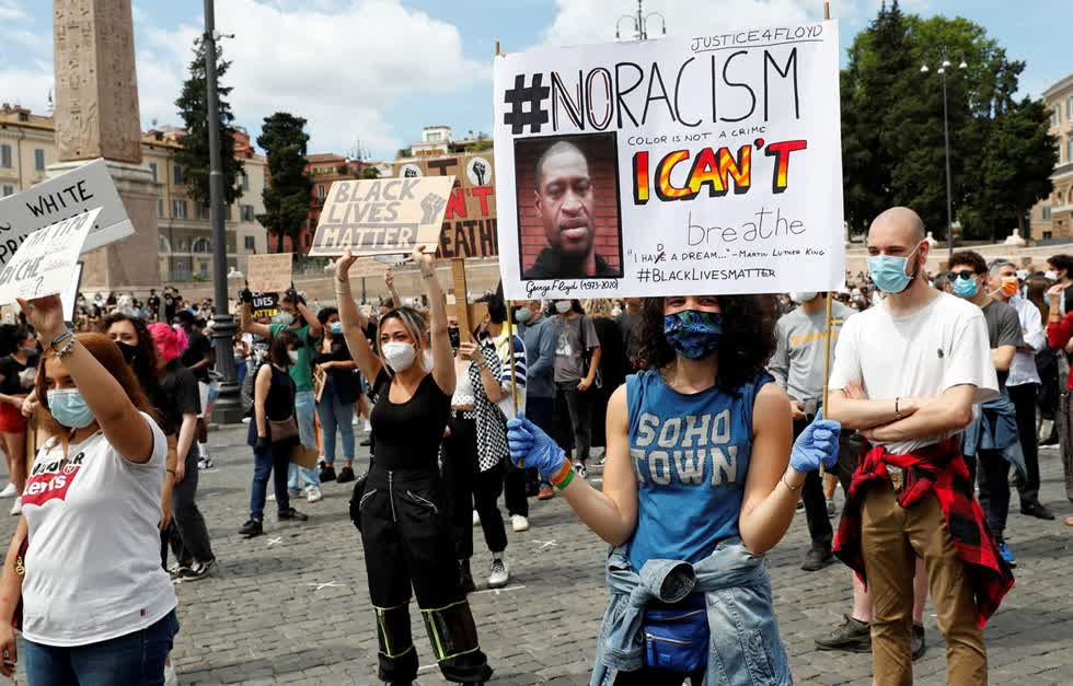 Người biểu tình giơ cao khẩu hiệu phản đối nạn phân biệt chủng tộc tại Rome, Italy. Ảnh: Reuters