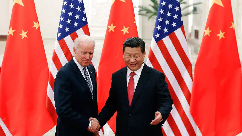 Ông Tập Cận Bình tiếp phó tổng thống Mỹ Joe Biden, tại Bắc Kinh, ngày 04/12/2013. Ảnh: AP/Lintao Zhang