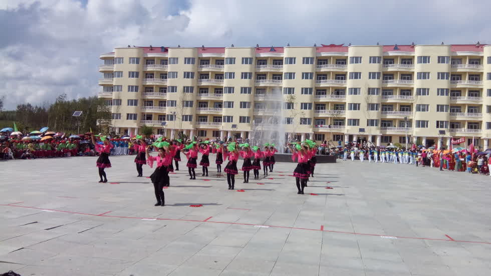   Người dân biểu diễn điệu múa dân gian nổi tiếng Yangko tại quảng trường của thị trấn. Ảnh: China Daily.  
