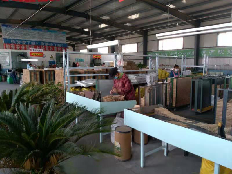 Người dân tại một nhà máy sản xuất bút chì ở thị trấn Yuanbao, huyện Thượng Chí, thành phố Cáp Nhĩ Tân, tỉnh Hắc Long Giang. Ảnh: China Daily.
