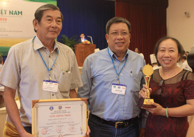   Gạo ST25 của kỹ sư Hồ Quang Cua (trái) được trao giải nhất cuộc thi Gạo ngon Việt Nam hôm 3/11. Ảnh: Dân Trí.  