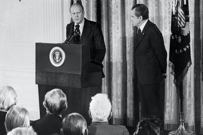 Tổng thống Gerald Ford phát biểu khi người tiền nhiệm Richard Nixon chăm chú lắng nghe, ảnh chụp tháng 10/1973 