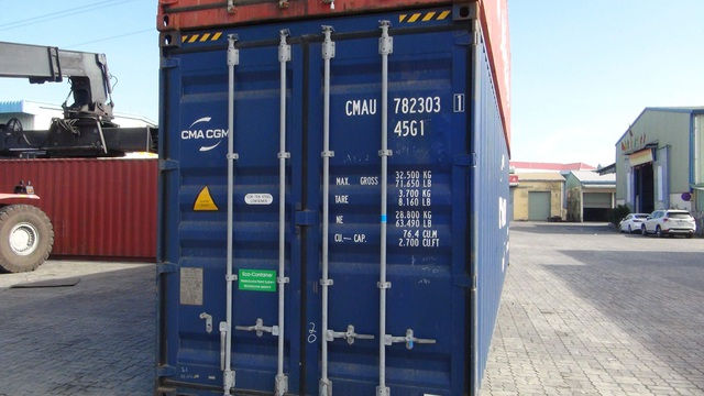   Hai container còn nguyên kẹp chì nhập về Việt Nam. Ảnh: Dân trí.  