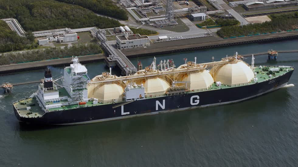 Một tàu chở LNG cập cảng gần nhà máy điện Futtsu ở Nhật Bản. Ảnh: ANR
