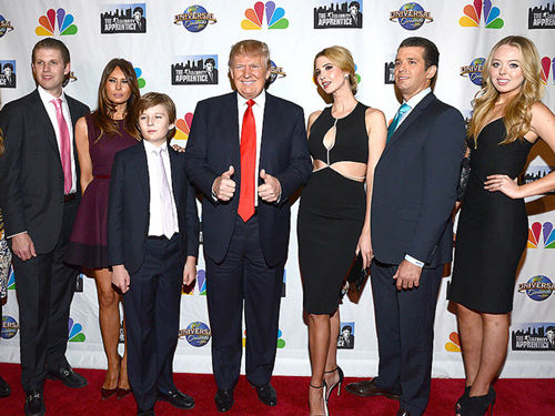 Ông Donald Trump bên phu nhân Melania và 5 người con. Ảnh: CBN.