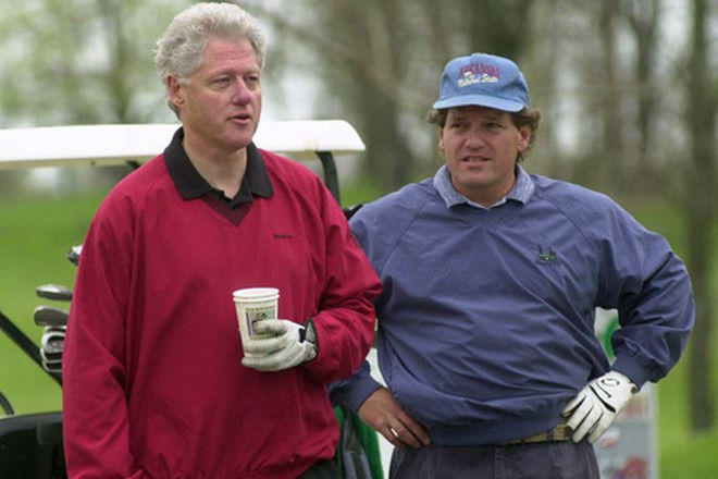 Tổng thống Bill Clinton và em trai cùng cha khác mẹ Roger Clinton hồi tháng 4/2000. Ảnh: AP