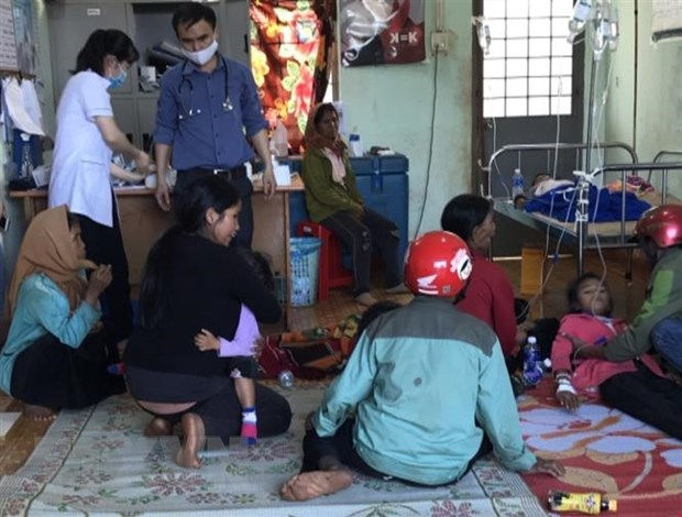 Các nạn nhân đang được cấp cứu tại Trung tâm y tế huyện Chư Pưh. Ảnh: TTXVN