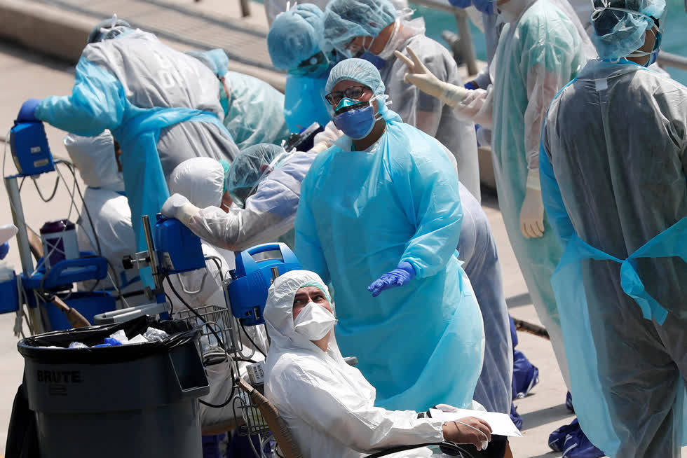 Cơ quan y tế của nhiều quốc gia đang quá tải vì số ca nhiễm ngày một gia tăng. Ảnh: Reuters.
